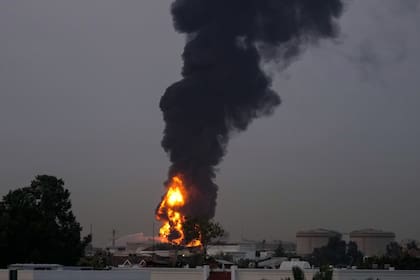 Fuego y columnas de humo se elevan después de que un dron impactara contra un tanque de combustible cerca del Aeropuerto Internacional de Dubái
