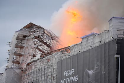 Fuego y humo se elevan del edificio de la antigua bolsa de Copenhague, en Dinamarca, el martes 16 de abril. El edificio se remonta a 1625 y es uno de los edificios más antiguos de la ciudad.