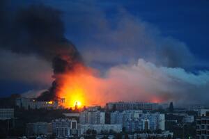 Fuego y humo se elevan del lugar donde un misil ruso golpeó una zona residencial en Járkiv, Ucrania, el sábado 7 de junio de 2025