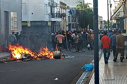 Fuego y violencia en las calles de San Nicolás