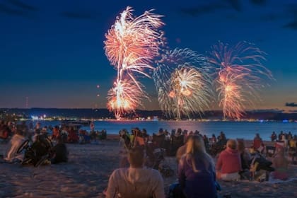 Fuegos artificiales en el lago, en Traverse City