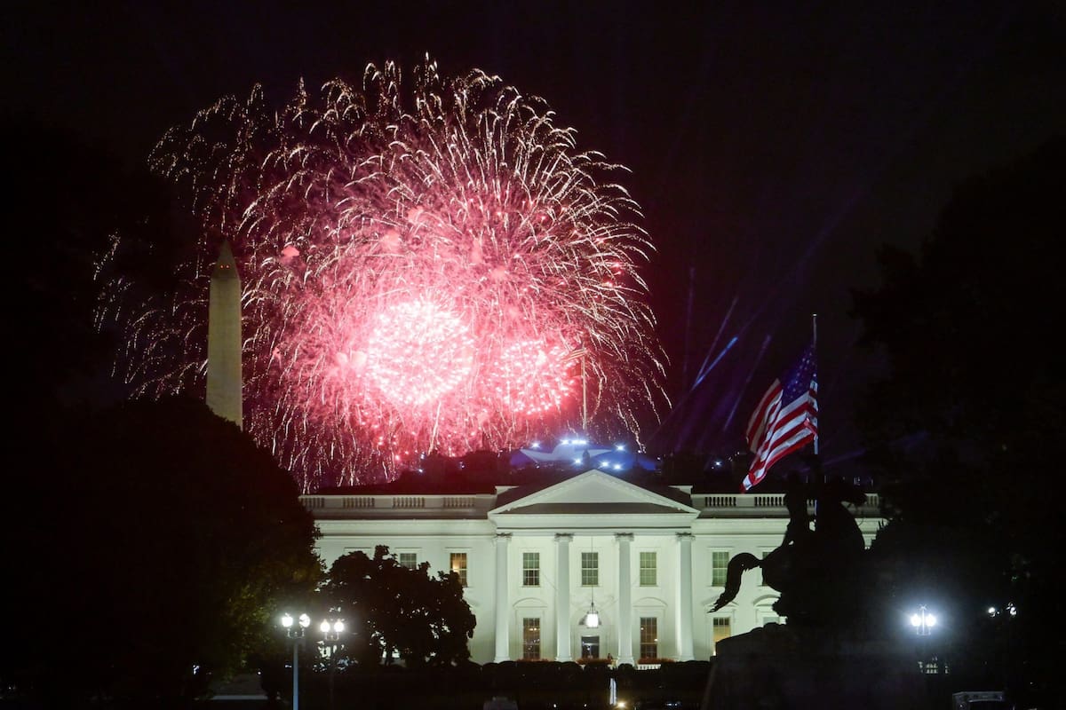 Fuegos artificiales estallan sobre la Casa Blanca durante los combates de UFC Freedom 250 en el Jardín Sur