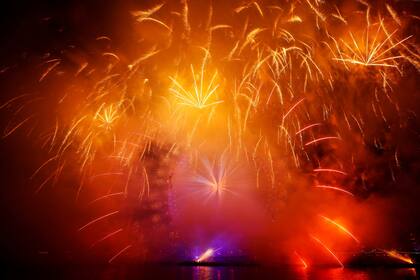 Fuegos artificiales explotan sobre el Ojo de Londres durante las celebraciones de año nuevo.