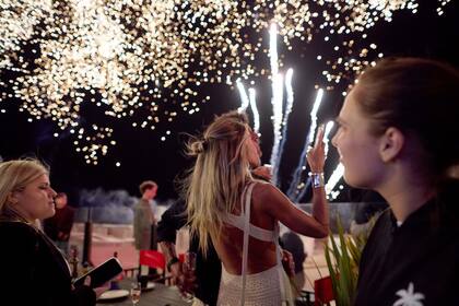 Fuegos artificiales iluminan la medianoche en un parador de Pinamar