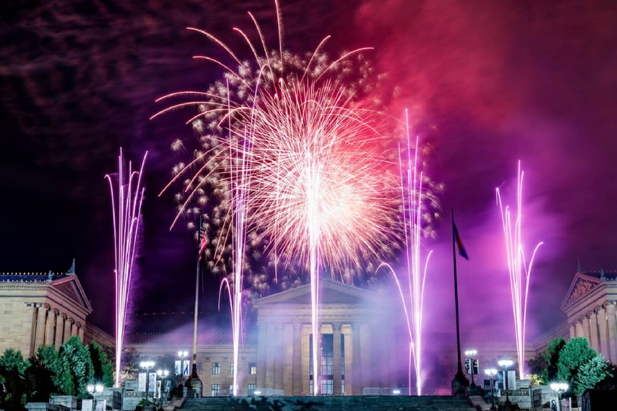Fuegos artificiales por el Día de la Independencia en EE.UU., en Benjamin Franklin Parkway, Filadelfia.