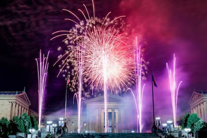 Fuegos artificiales por el Día de la Independencia en EE.UU., en Benjamin Franklin Parkway, Filadelfia.