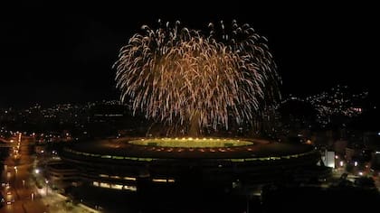 Fuegos artificiales previos a Brasil vs. Argentina; la alegría fue sólo albiceleste.