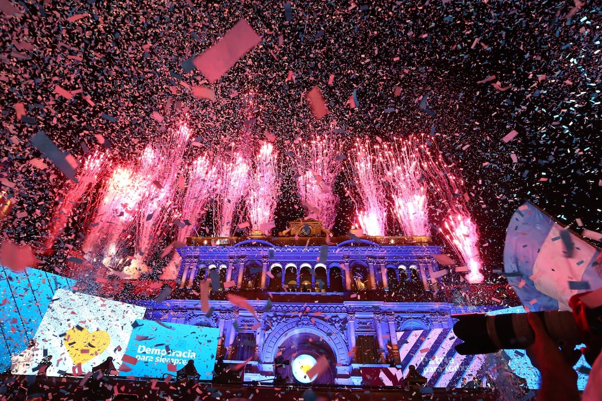 Fuegos artificiales y papelitos, en el escenario del a Casa Rosada