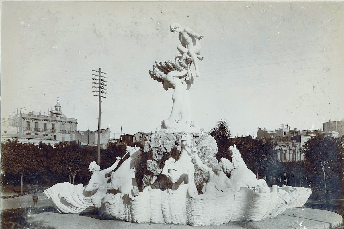 El genio protegiendo a la ciudad, de Tony Noel, en su ubicación original, próxima al Teatro Colón.