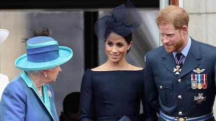 El príncipe Harry, su esposa, Meghan Markle y la reina Isabel II