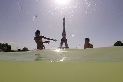 Fuentes de Trocadero junto a la Torre Eiffel en París