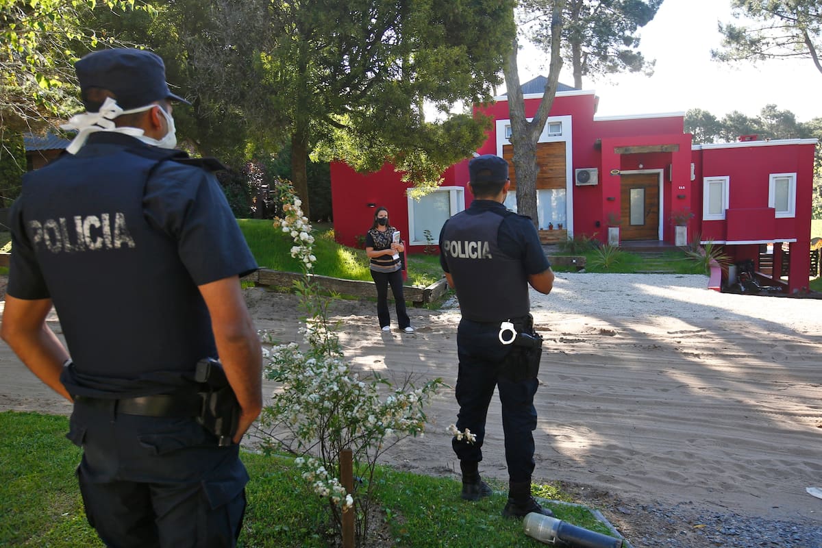 Fuentes del municipio señalan que, según testimonios recabados entre vecinos y también obreros que trabajaron en el inmueble durante estos últimos meses, se realizaron reuniones sociales durante los fines de semana