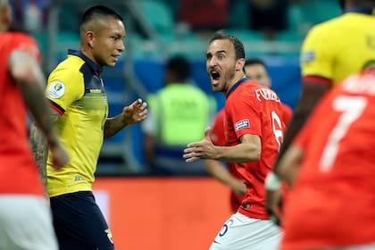 Fuenzalida celebra el primer gol de Chile