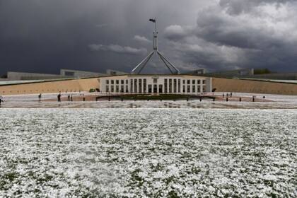 Fuera de la Casa del Parlamento en Canberra, todo el piso se llenó de granizo Crédito: Reuters.