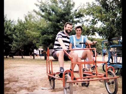 Fuera del clero, la pareja se mudó a Buenos Aires para empezar una vida nueva, lejos del pasado
