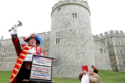 fuera del palacio de Windsor, un disfrazado festeja el nacimiento