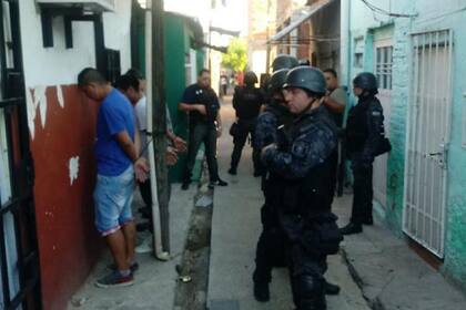 Fueron arrestados 8 sospechosos y se decomisaron armas