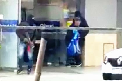 Fueron detenidos tres integrantes de la banda que robó el banco Industrial en Santos Lugares