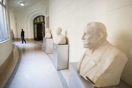 Fueron esculpidos por consagrados artistas entre principios del siglo pasado y 1972; permanecieron en un depósito del Ejército más de una década; los exhibirán en la Legislatura
