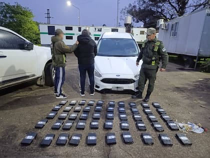 Fueron hallados 54 kilos de cocaína que estaban ocultos en un vehículo