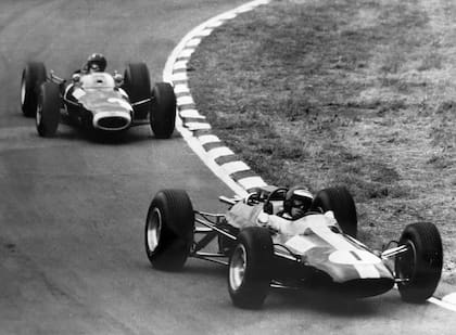 Fueron muchas las obras de arte firmadas por Jim Clark (en la foto, seguido por su gran amigo Graham Hill), pero ninguna como la de Monza 1967; tras quedar último y perder una vuelta, volvió a la punta para quedarse sin combustible en el último giro. No triunfó, pero los tifosi lo llevaron en andas
