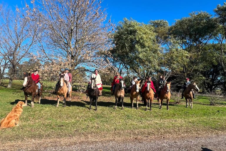 Fueron varios los adultos y niños que llegaron a la reunión en memoria de Martín Miguel de Güemes montados a caballo
