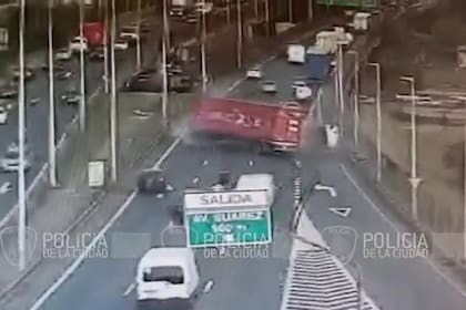 Fuerte accidente de un camión en la autopista 9 de julio