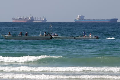 Fuerte alza en el petróleo luego que ataques en Oriente Medio afectan el suministro mundial