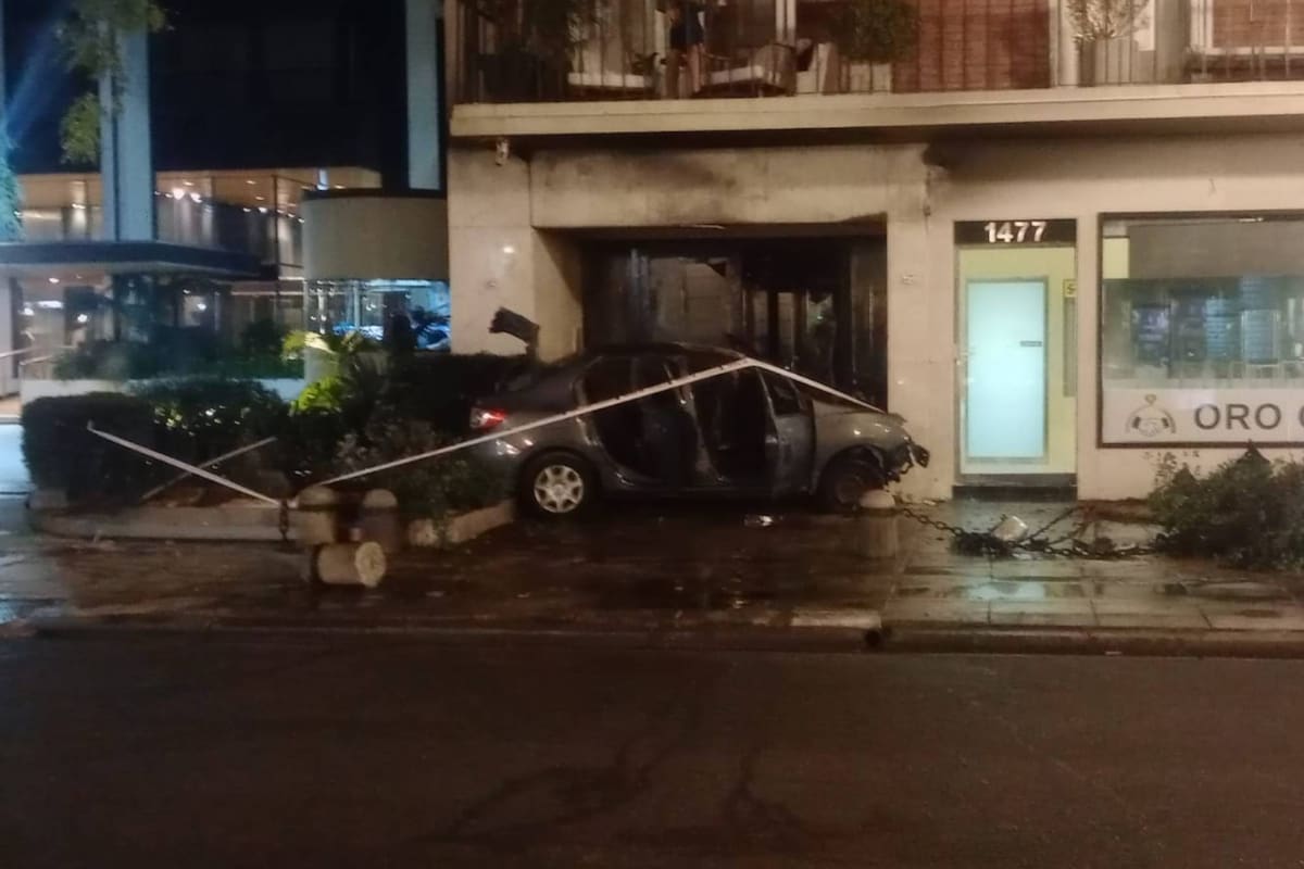 Grave acidente em Rekoleta: um carro bateu na frente de um prédio na Avenida Alvear