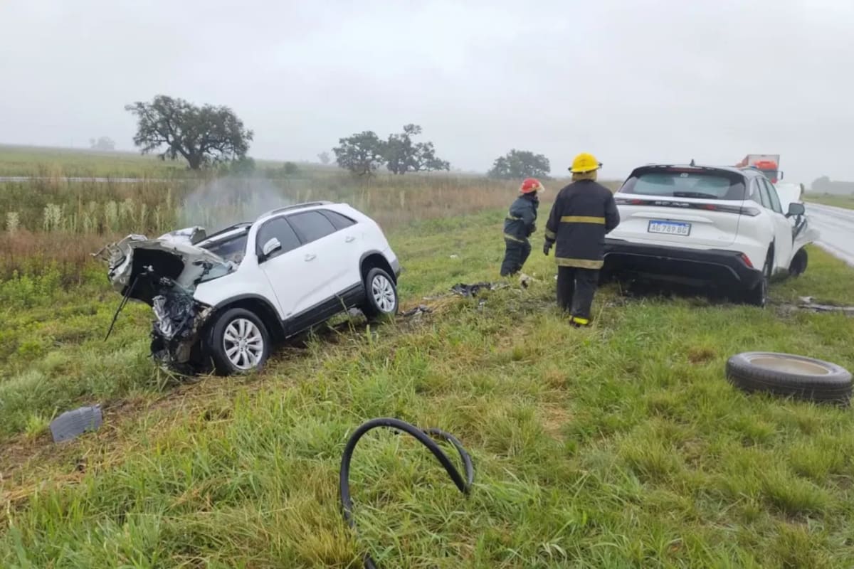 Fuerte choque entre dos vehículos en la ruta 11, en Santa Fe