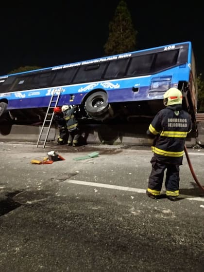 Fuerte choque entre un colectivo y un automóvil en la avenida General Paz.