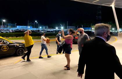 Fuerte circulación de taxis en el ingreso al Casino Flotante