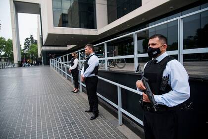 Fuerte custodia en el Centro de Justicia Penal de Rosario durante el juicio al líder de la banda de Los Monos, Ariel "Guille" Cantero