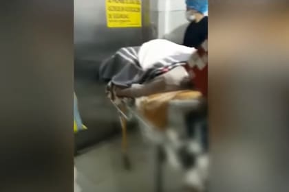Fuerte indignación por una enfermera que dejó caer a un recién nacido al suelo por mirar su celular (Telemundo)