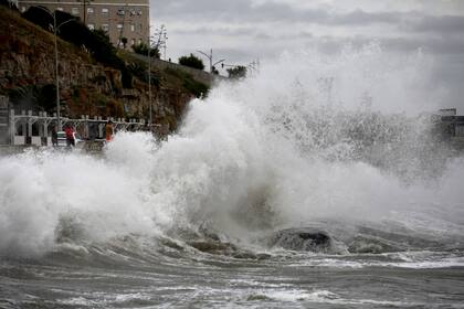 Fuerte marejada en Mar del Plata con grandes olas provocado por el sismo