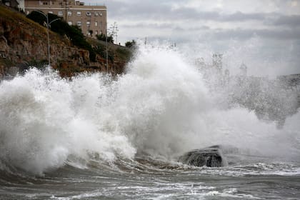 Fuerte marejada en Mar del Plata con grandes olas provocado por el terremoto ocurrido al sur de Miramar hoy temprano por la mañana