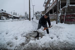Bariloche experimenta una nevada histórica que obligó a suspender las clases