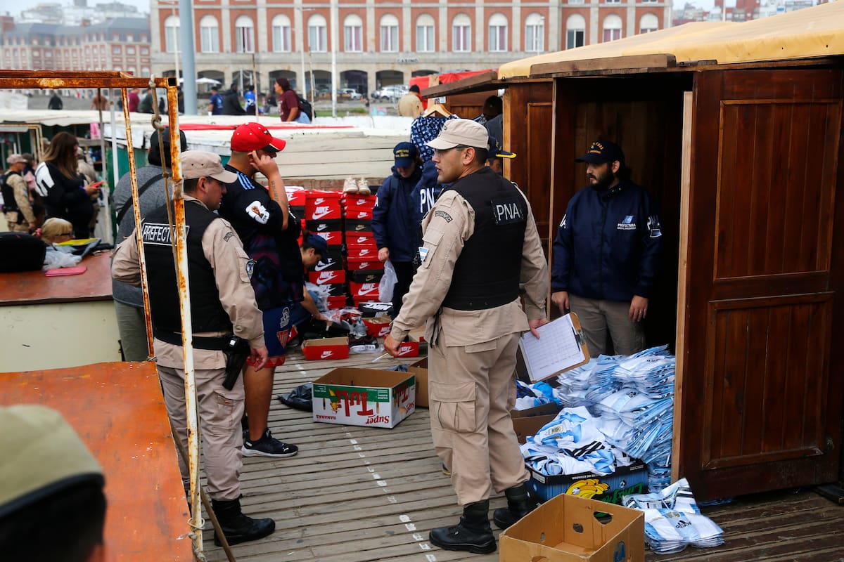 Fuerte operativo con Prefectura Naval en la feria de la rambla con secuestro de mercadería
El despliegue estaría originada en una denuncia de la Agencia de Recaudación y Control Aduanero (ARCA).
miércoles 15 de abril de 2026, Mar del Plata.