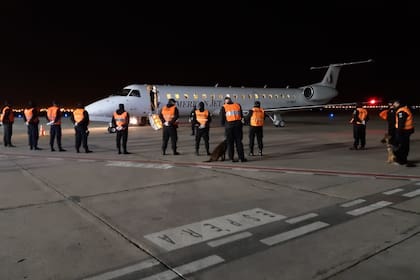 Fuerte operativo de la Policía de Seguridad Aeroportuaria para impedir el descenso de los pasajeros de un avión privado que aterrizó sin permiso en el aeropuerto de Salta