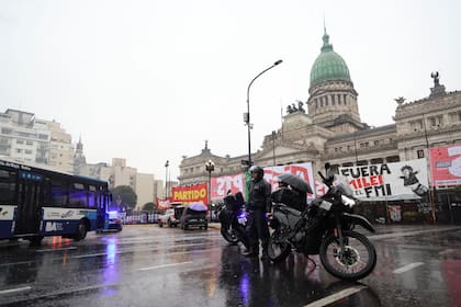 Fuerte operativo de seguridad en el Congreso por la marcha en rechazo a la ley de tierras