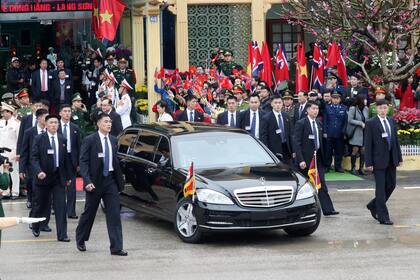 Los guardaespaldas rodean un vehículo que transporta al líder de Corea del Norte, Kim Jong Un, cuando abandona la estación ferroviaria de Dong Dang, Vietnam
