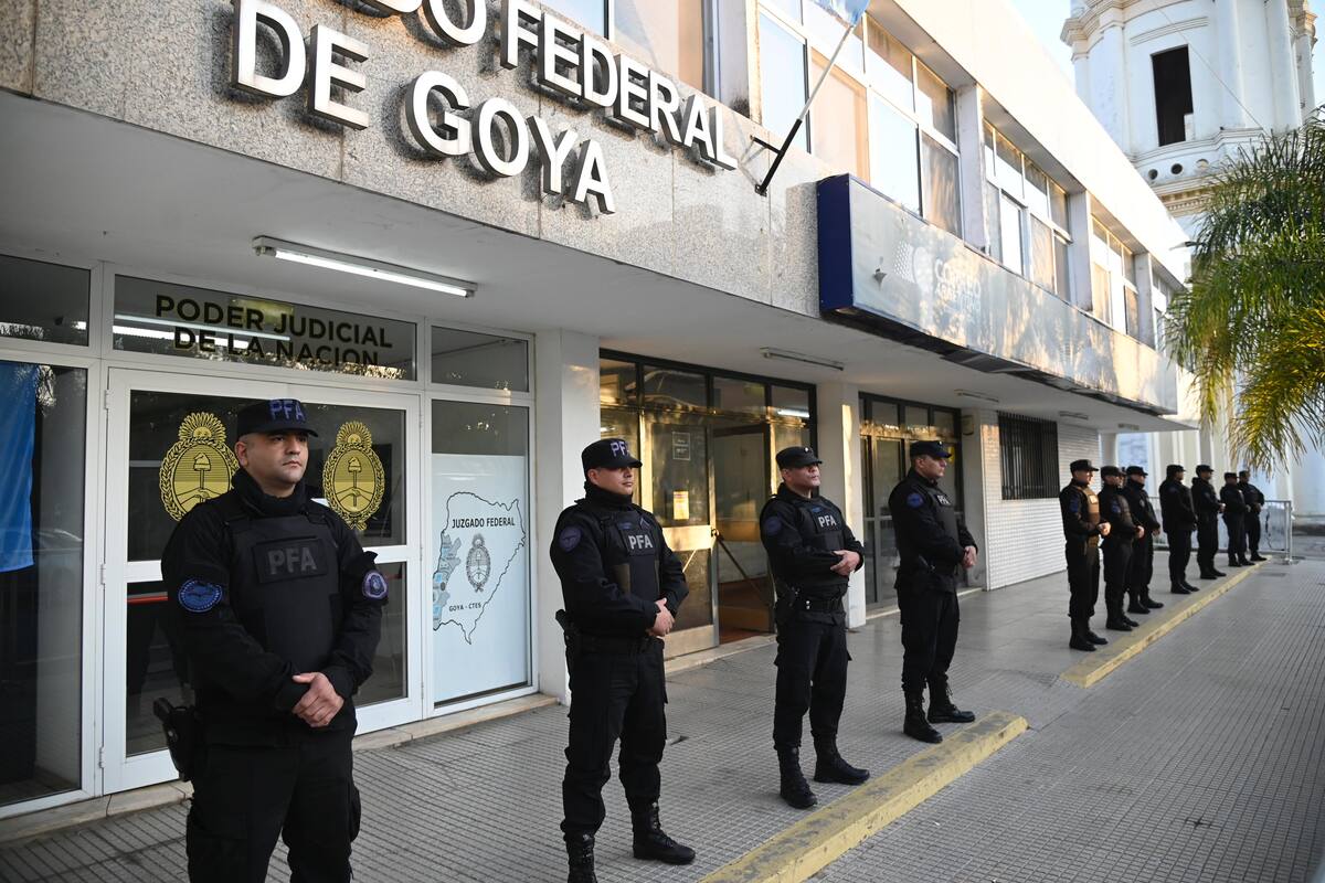 Fuerte operativo policial en el juzgado federal de Goya, en el día de ayer por la declaración del excomisario Maciel