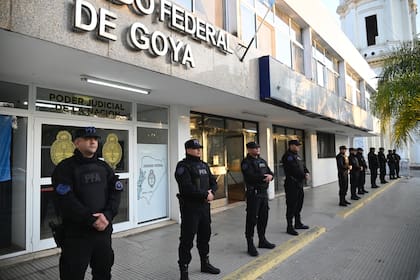 Fuerte operativo policial en el juzgado federal de Goya, en el día de ayer por la declaración del excomisario Maciel