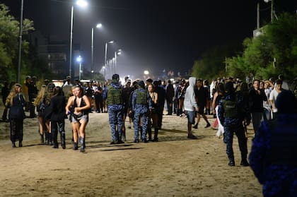 Fuerte presencia policial en las inmediaciones del boliche Boutique, en Pinamar.