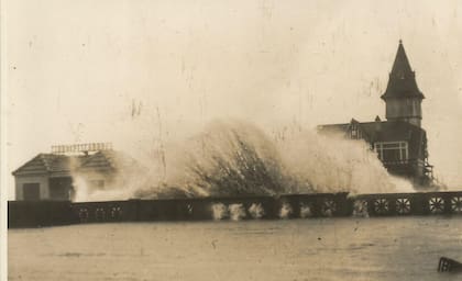 Fuerte sudestada de 1959. El edificio y el muelle han sufrido daños con temporales y choques de elementos flotantes, pero sigue firme en pie.