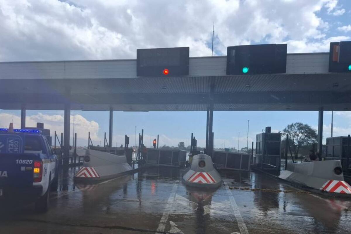 Fuerte tormenta en Córdoba: el viento tumbó las casillas de una cabina de peaje y murió un trabajador (Policía de Córdoba/La Voz)