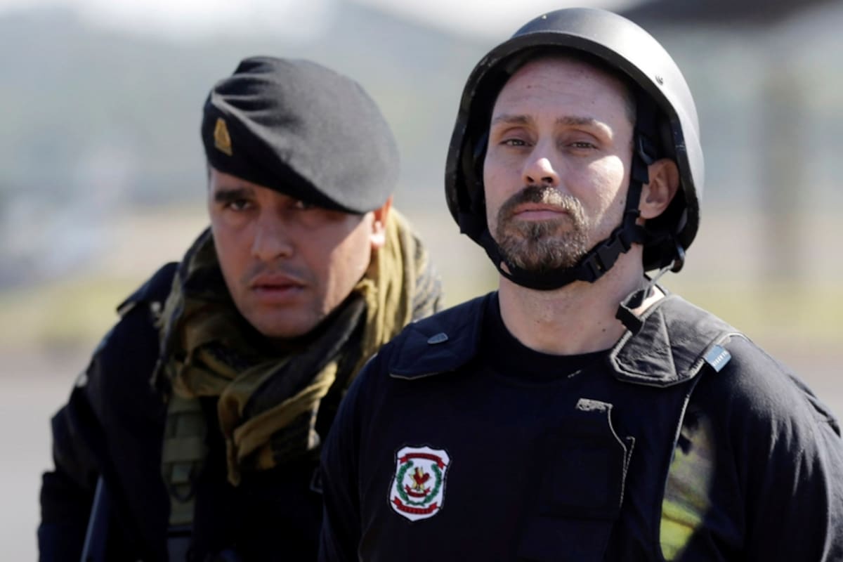 Fuertemente custodiado, Pérez Corradi llega al aeropuerto de Asunción