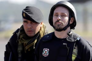 Fuertemente custodiado, Pérez Corradi llega al aeropuerto de Asunción