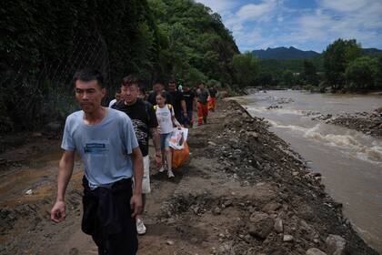 Fuertes lluvias causan inundaciones, evacuaciones y al menos 38 muertes en la región de Beijing