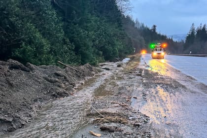 Fuertes lluvias, ríos hinchados y rescates en medio de aguas crecidas en el noroeste de EE. UU.